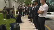 乌拉圭队抵达美国参加世界杯时,遭到警犬搜查和全面的安全检查