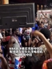 😲民间高手!尼克斯球迷头顶液晶电视转圈庆祝夺冠!