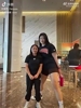 李梦有多魁梧?此前她和粉丝合影,身材几乎是对方两倍!🙊