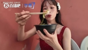 上田绮世的名模老婆吃饭被鸟抢劫,瞬间变成表情包~
