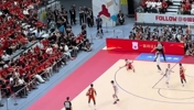 这是什么操作？杨瀚森遭对手犯规倒地后 竟被场边球迷用球砸！