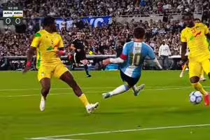 可惜了！劳塔罗传中，梅西侧身射门踢呲